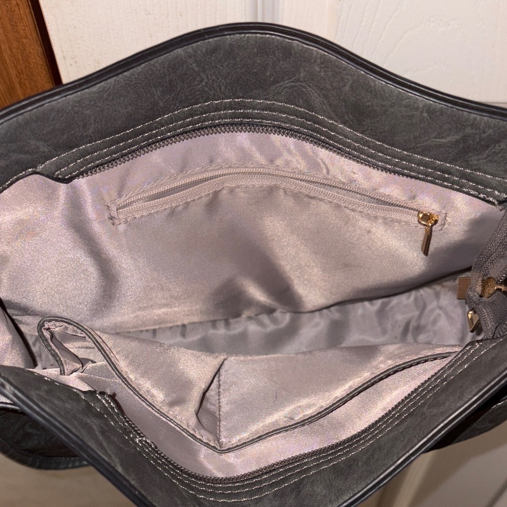 Stylish Gray Crossbody Bag with Leopard Strap - Picture 3 of 4